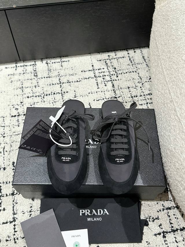 代购级Prada 普拉达 25 早春 走秀 休闲 阿甘 德训鞋 出镜率很高的就是这款德训鞋 外形是像芭蕾舞鞋一样的跑鞋，柔软的皮质加上Prada 专属尼龙材质上