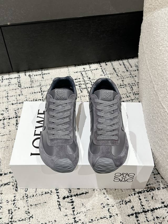情侣款 顶级版本LOEWE 罗意威 25 最新走秀款 Ballet Runner 2.0. 情侣款 芭蕾 休闲 运动鞋 德训鞋 阿甘鞋原版购入开发 做货 面料对