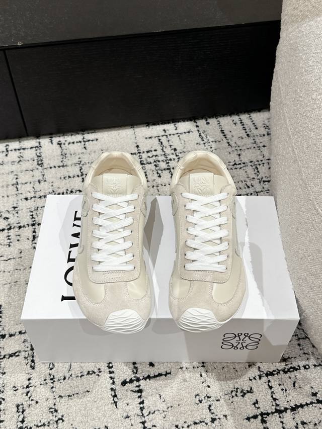 情侣款 顶级版本LOEWE 罗意威 25 最新走秀款 Ballet Runner 2.0. 情侣款 芭蕾 休闲 运动鞋 德训鞋 阿甘鞋原版购入开发 做货 面料对