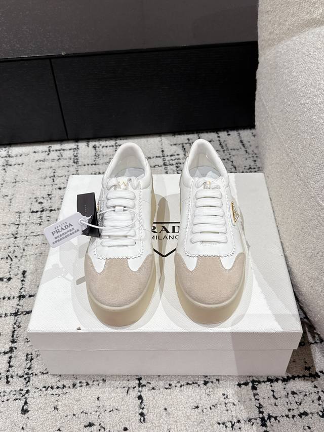 Prada 普拉达 25 最新Downtown Bold系列 厚底 三角标 休闲 小白鞋运动风设计搭配精致细节。采用穿孔皮革打造，个性的厚底呈现别具一格的现代风