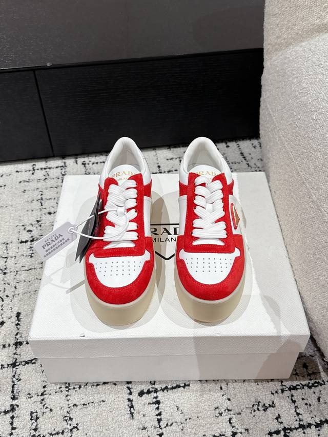 Prada 普拉达 25 最新Downtown Bold系列 厚底 三角标 休闲 小白鞋运动风设计搭配精致细节。采用穿孔皮革打造，个性的厚底呈现别具一格的现代风