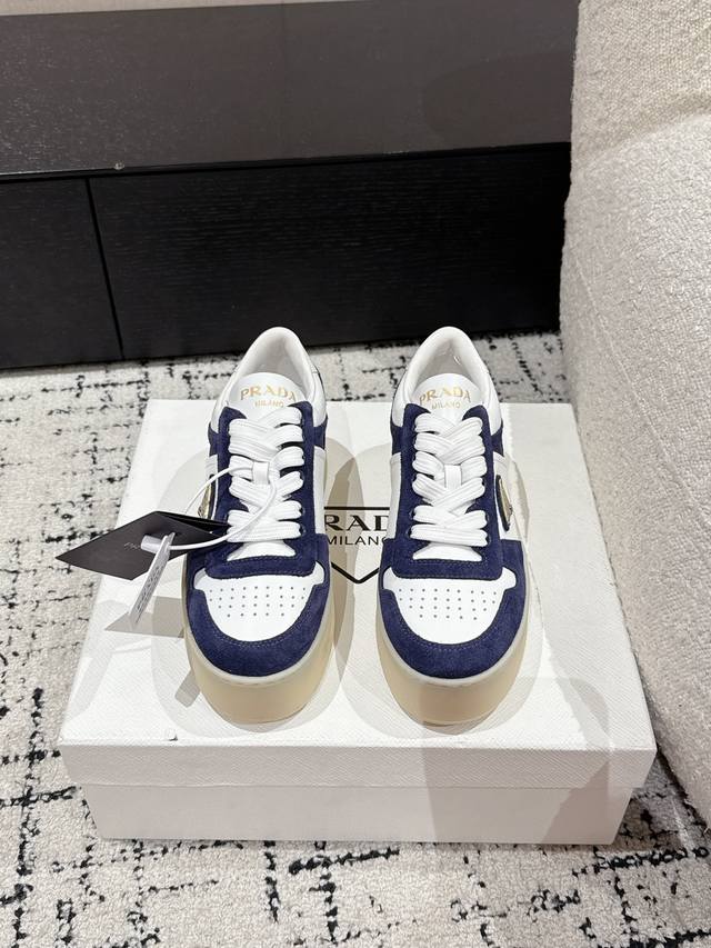 Prada 普拉达 25 最新Downtown Bold系列 厚底 三角标 休闲 小白鞋运动风设计搭配精致细节。采用穿孔皮革打造，个性的厚底呈现别具一格的现代风