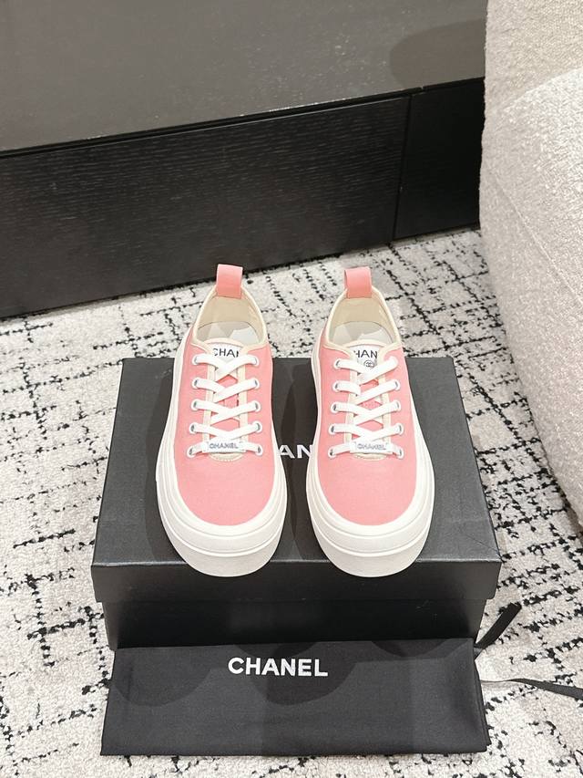Chanel香奈儿 25 隐藏中古款帆布鞋Vintage感满满，中古复刻get啦～帆布鞋适配春夏，黑白拼接就很Chanel。配合袜子就很复古学院的感觉。鞋面：帆