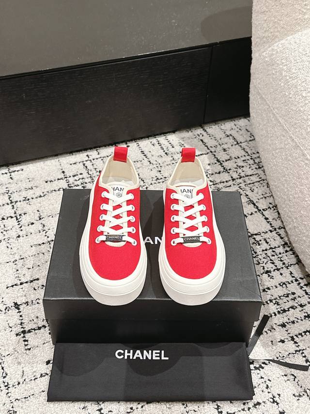 Chanel香奈儿 25 隐藏中古款帆布鞋Vintage感满满，中古复刻get啦～帆布鞋适配春夏，黑白拼接就很Chanel。配合袜子就很复古学院的感觉。鞋面：帆