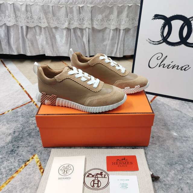 升级版厂价：女 男+10新配色出货 HERMES 低帮休闲鞋高版本 重磅出货面料：进口牛皮拼接羊京大底：超轻IP材质 踩棉花脚感 跟高：3.5cmSize：女3