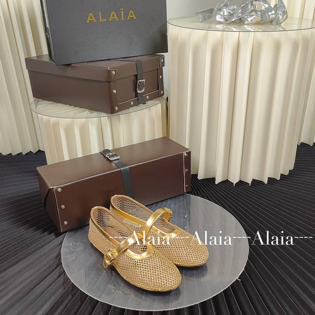 Alaia24年新款ALAIA阿莱亚法式芭蕾舞平底拖鞋Alaia大热门平底鞋，好看又好穿今年超火的Alaia玛丽珍芭蕾舞鞋已出货！明星人手一双。超舒服好穿的平底