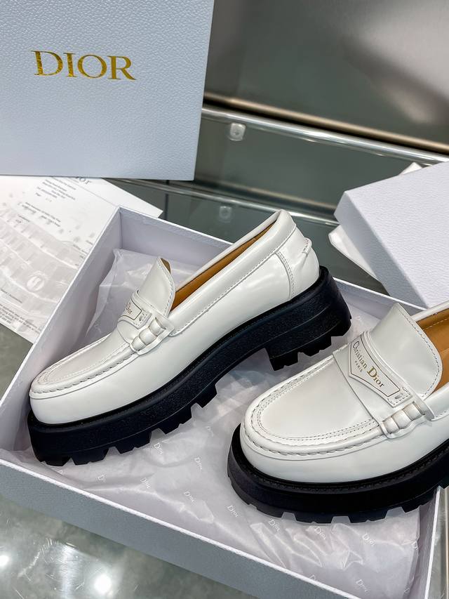 出厂价： Dior 迪奥2024新款乐福鞋 全新大底厚底 版面力求打造时尚经典单品 巴黎时装周第一场分量十足的大秀场打造的新品，主设计师巧妙结合在完美鞋型上.搭