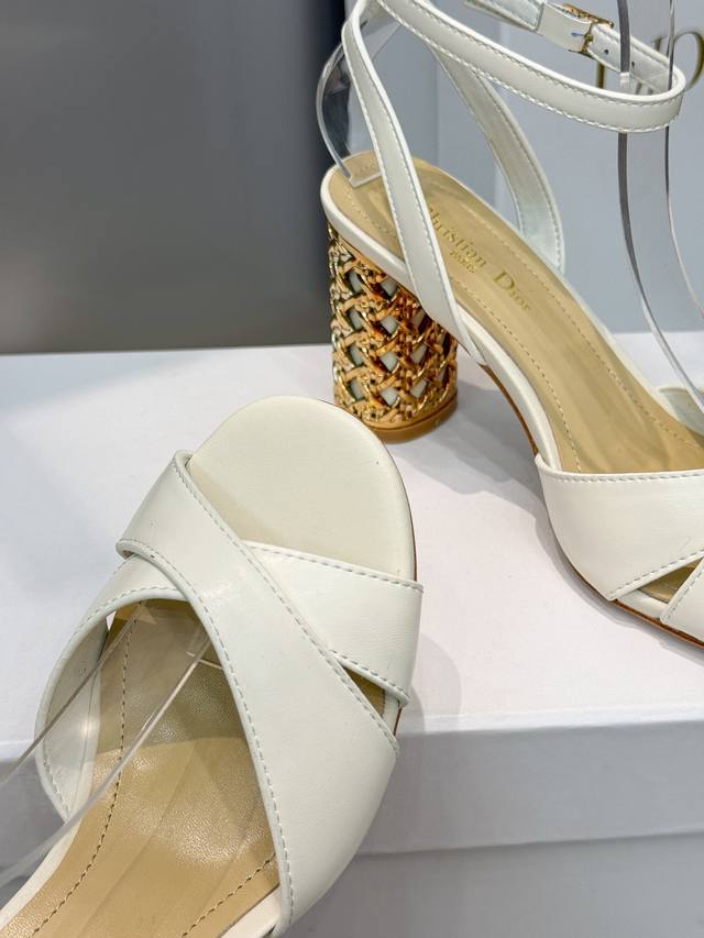 出厂价： Dior 迪奥2024秋冬新款Icon系列圆柱跟脚环绑带女鞋 CD明星同款高跟圆头交叉带拼色凉鞋材质：鞋面进口全粒面小牛皮+水染羊皮内里垫脚+意大利真