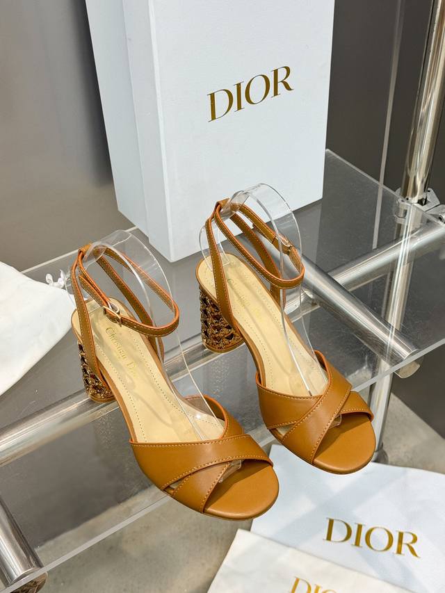 出厂价： Dior 迪奥2024秋冬新款Icon系列圆柱跟脚环绑带女鞋 CD明星同款高跟圆头交叉带拼色凉鞋材质：鞋面进口全粒面小牛皮+水染羊皮内里垫脚+意大利真