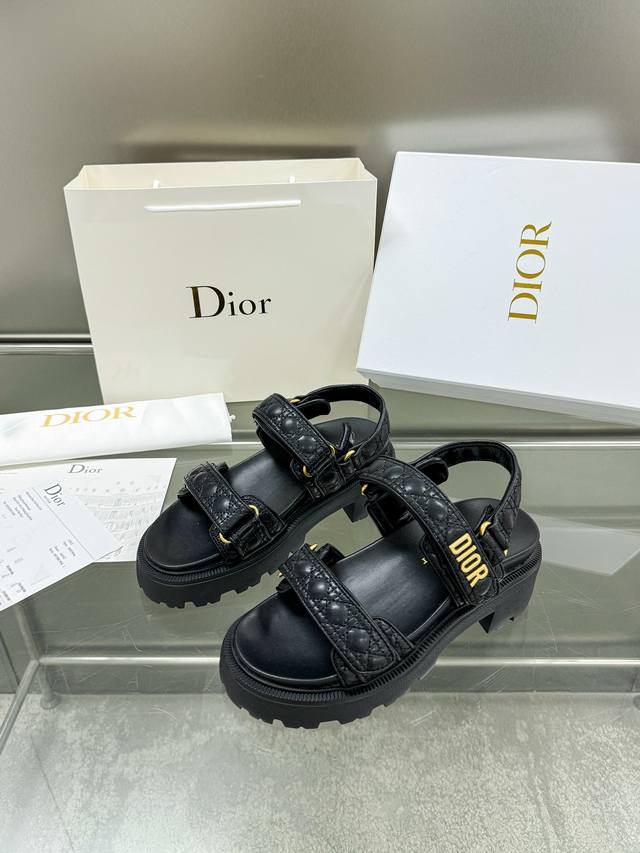 出厂价：电绣 迪奥 Dior 2024春夏走秀新款 Dioract魔术贴厚底休闲女鞋 CD字母logo五金扣露趾凉鞋 明星同款拼色平底圆头沙滩鞋 市场顶级版本材