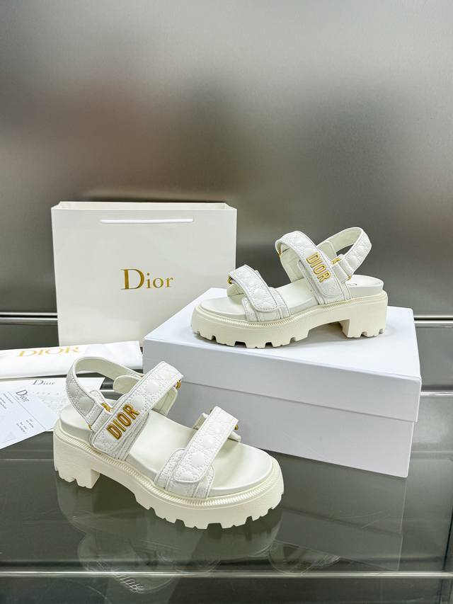 出厂价：电绣 迪奥 Dior 2024春夏走秀新款 Dioract魔术贴厚底休闲女鞋 CD字母logo五金扣露趾凉鞋 明星同款拼色平底圆头沙滩鞋 市场顶级版本材