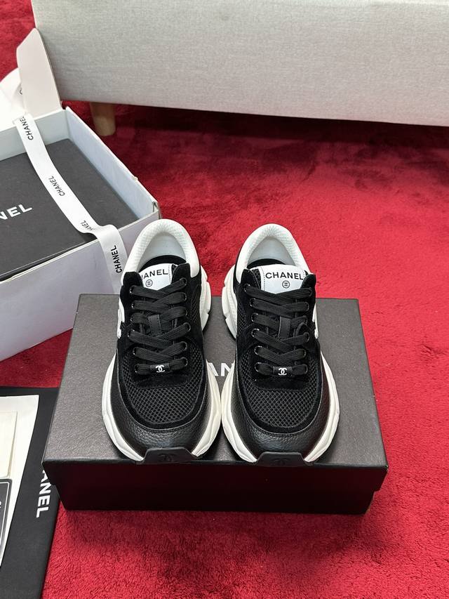 Chanel 25C新款银角大王运动休闲鞋百搭小白鞋 款式搭配不会出错撞色搭配活力满满啊 侧面压印logo 上脚很秀气 鞋面原版定制材料 原版大底Size:35