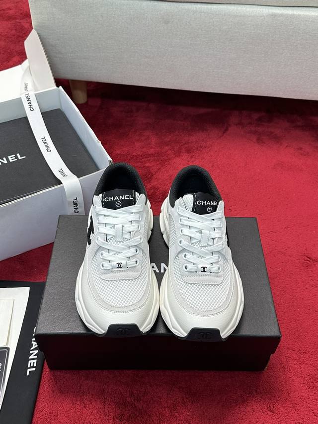 Chanel 25C新款银角大王运动休闲鞋百搭小白鞋 款式搭配不会出错撞色搭配活力满满啊 侧面压印logo 上脚很秀气 鞋面原版定制材料 原版大底Size:35