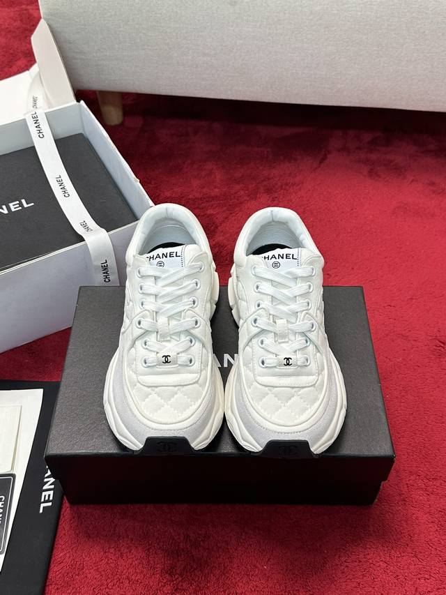 Chanel 25C新款银角大王运动休闲鞋百搭小白鞋 款式搭配不会出错撞色搭配活力满满啊 侧面压印logo 上脚很秀气 鞋面原版定制材料 原版大底Size:35