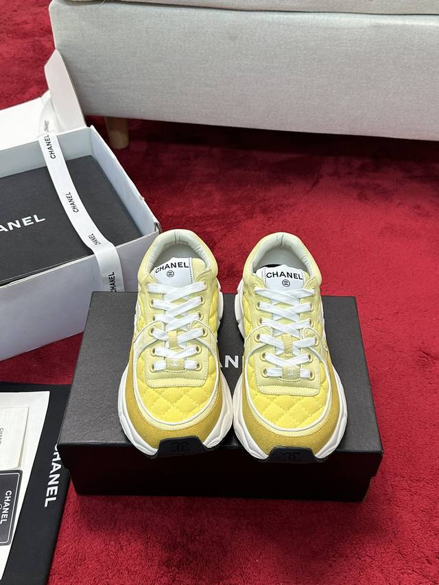 Chanel 25C新款银角大王运动休闲鞋百搭小白鞋 款式搭配不会出错撞色搭配活力满满啊 侧面压印logo 上脚很秀气 鞋面原版定制材料 原版大底Size:35