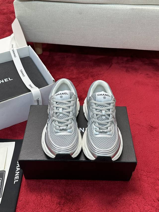 Chanel 25C新款银角大王运动休闲鞋百搭小白鞋 款式搭配不会出错撞色搭配活力满满啊 侧面压印logo 上脚很秀气 鞋面原版定制材料 原版大底Size:35