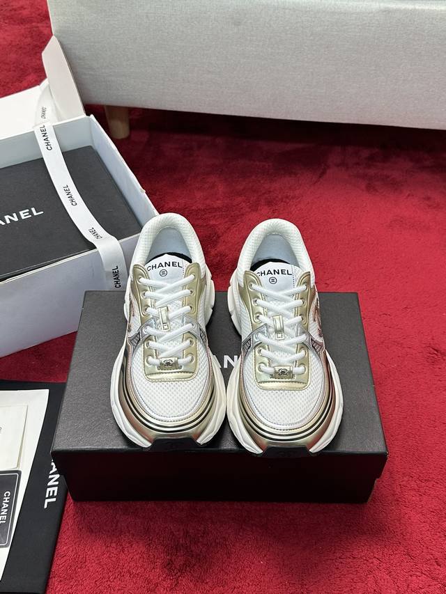 Chanel 25C新款银角大王运动休闲鞋百搭小白鞋 款式搭配不会出错撞色搭配活力满满啊 侧面压印logo 上脚很秀气 鞋面原版定制材料 原版大底Size:35
