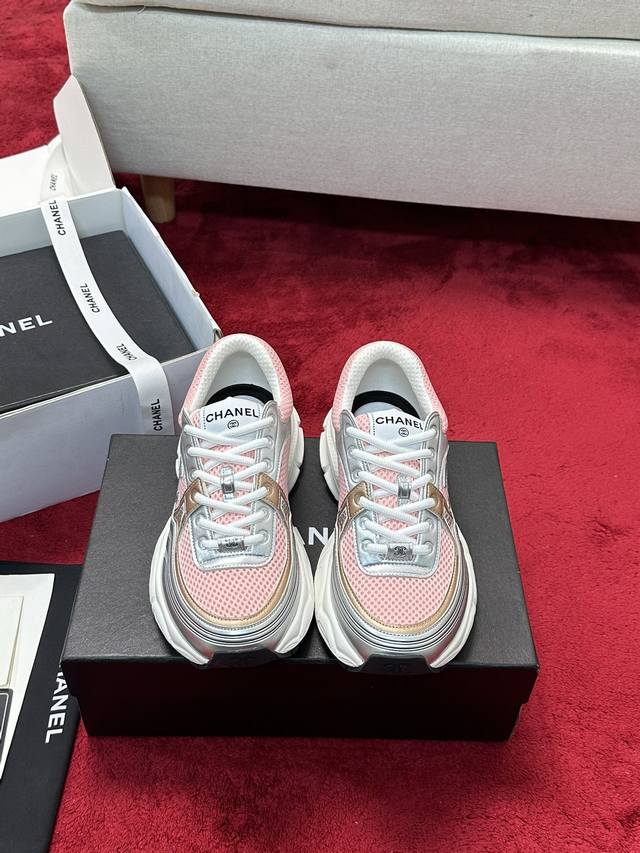 Chanel 25C新款银角大王运动休闲鞋百搭小白鞋 款式搭配不会出错撞色搭配活力满满啊 侧面压印logo 上脚很秀气 鞋面原版定制材料 原版大底Size:35