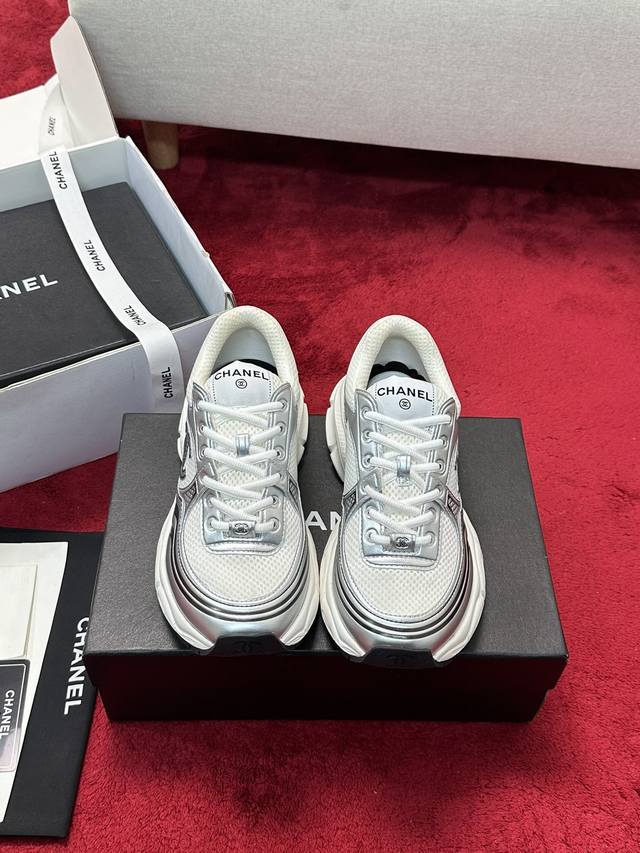 Chanel 25C新款银角大王运动休闲鞋百搭小白鞋 款式搭配不会出错撞色搭配活力满满啊 侧面压印logo 上脚很秀气 鞋面原版定制材料 原版大底Size:35