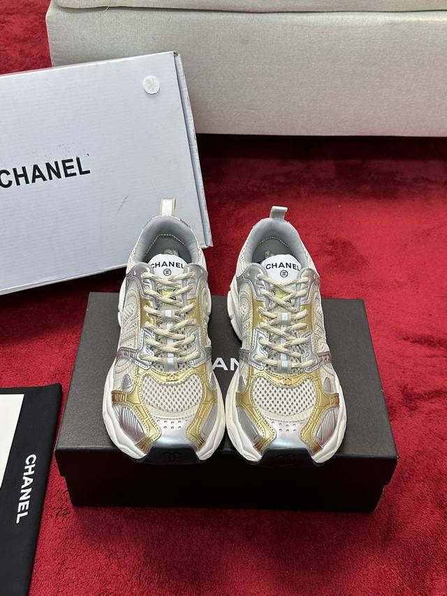 Chanel香奈儿联名迪奥老爹鞋， 2025专柜顶级休闲款运动鞋这款经典设计；鞋面多种工艺电绣的风格；大底却时尚运动；不平凡的拥入了多种配色元素 多元化混搭非常