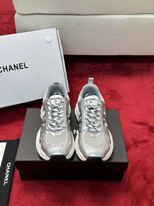 Chanel香奈儿联名迪奥老爹鞋， 2025专柜顶级休闲款运动鞋这款经典设计；鞋面多种工艺电绣的风格；大底却时尚运动；不平凡的拥入了多种配色元素 多元化混搭非常