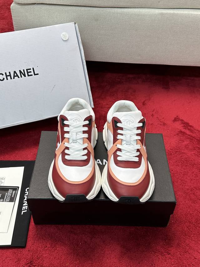 Chanel香奈儿老爹鞋，男女情侣款 2025专柜顶级休闲款运动鞋这款经典设计；鞋面多种工艺电绣的风格；大底却时尚运动；不平凡的拥入了多种配色元素 多元化混搭非