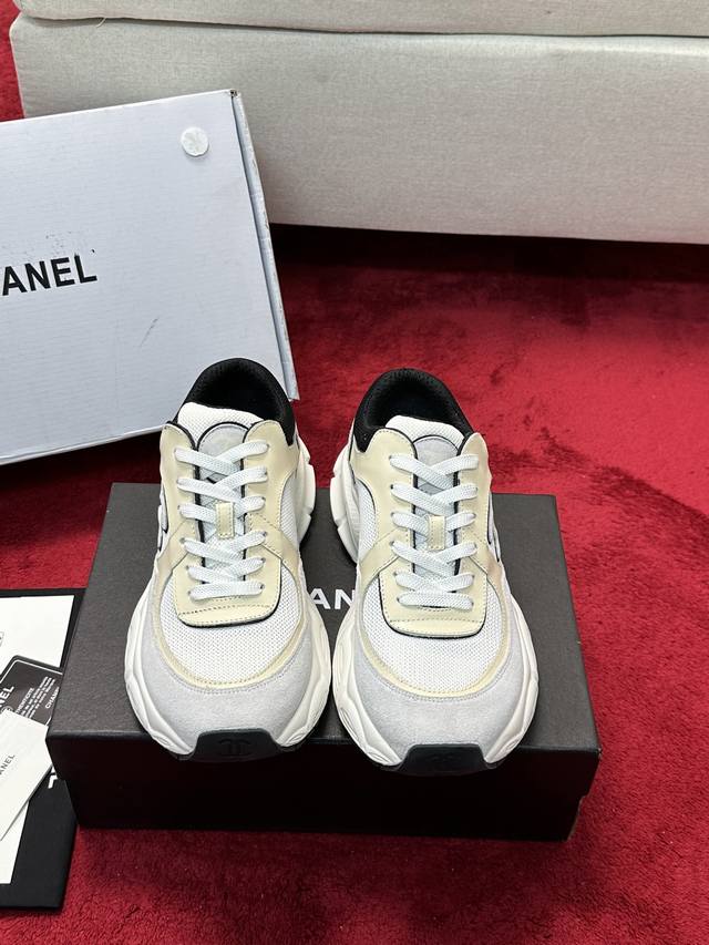 Chanel香奈儿老爹鞋，男女情侣款 2025专柜顶级休闲款运动鞋这款经典设计；鞋面多种工艺电绣的风格；大底却时尚运动；不平凡的拥入了多种配色元素 多元化混搭非
