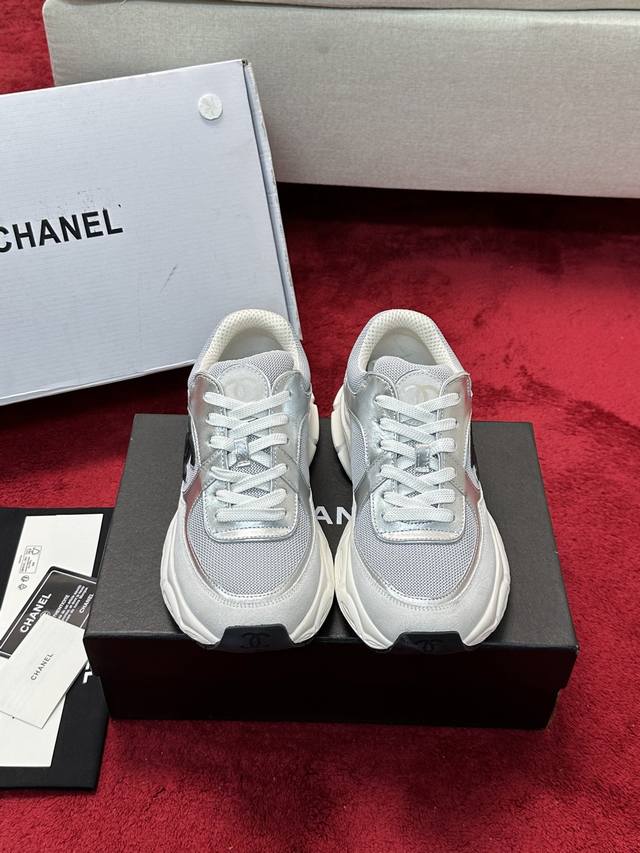 Chanel香奈儿老爹鞋，男女情侣款 2025专柜顶级休闲款运动鞋这款经典设计；鞋面多种工艺电绣的风格；大底却时尚运动；不平凡的拥入了多种配色元素 多元化混搭非