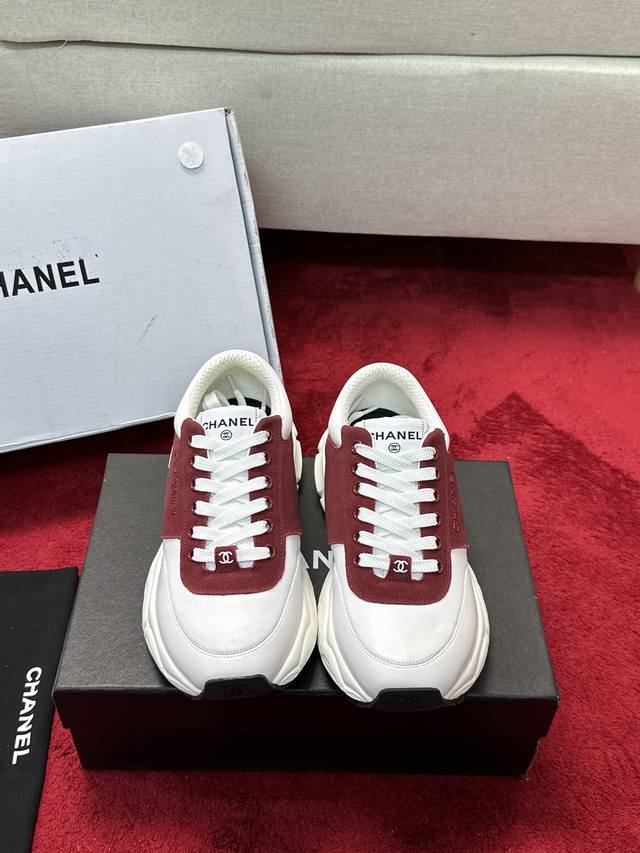 Chanel香奈儿老爹鞋，男女情侣款 2025专柜顶级休闲款运动鞋这款经典设计；鞋面多种工艺电绣的风格；大底却时尚运动；不平凡的拥入了多种配色元素 多元化混搭非