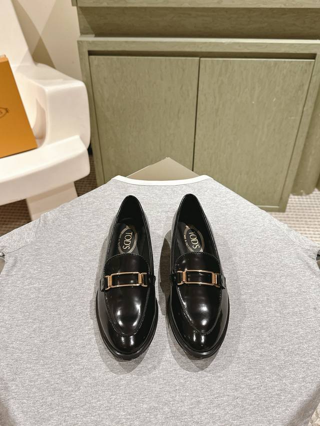 新款厚底乐福鞋上新★★★★★ 专柜新款中性风乐福鞋，松糕厚底拉长大长腿，增高又时髦，搭配精致饰扣，微微性冷淡工业风高级感满满 鞋面：原版定制牛皮面 内里: 内里