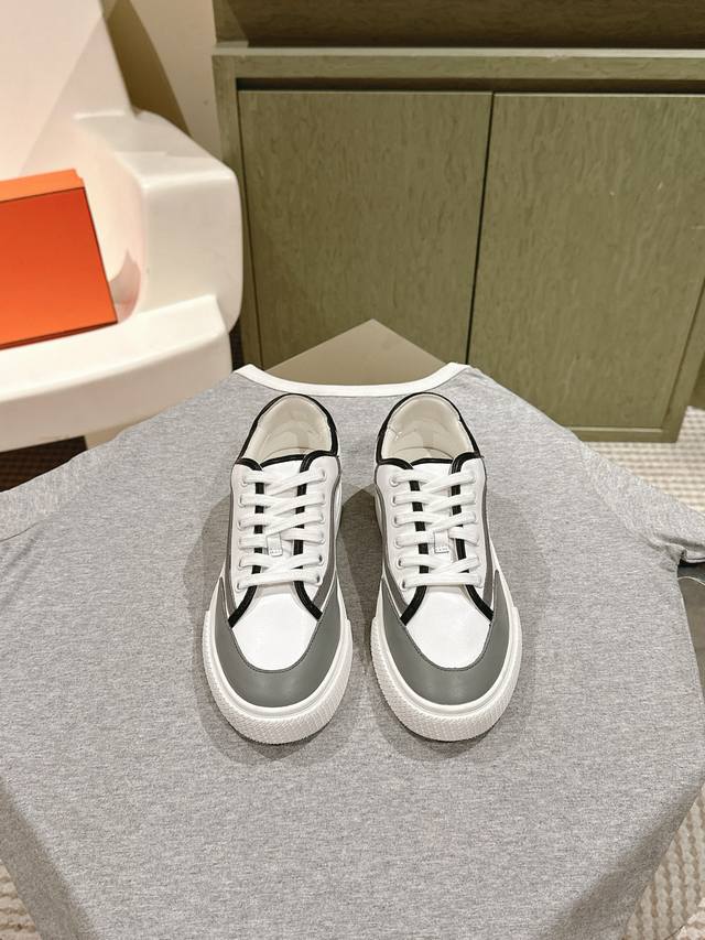 情侣款 225 专柜同步休闲系列！ 顶级 代购级别！Hermes 毋庸置疑是奢侈品中的翘楚 每个单品出来都是非常深入人心！虽然款式出的少 但是胜在精 胜在经典
