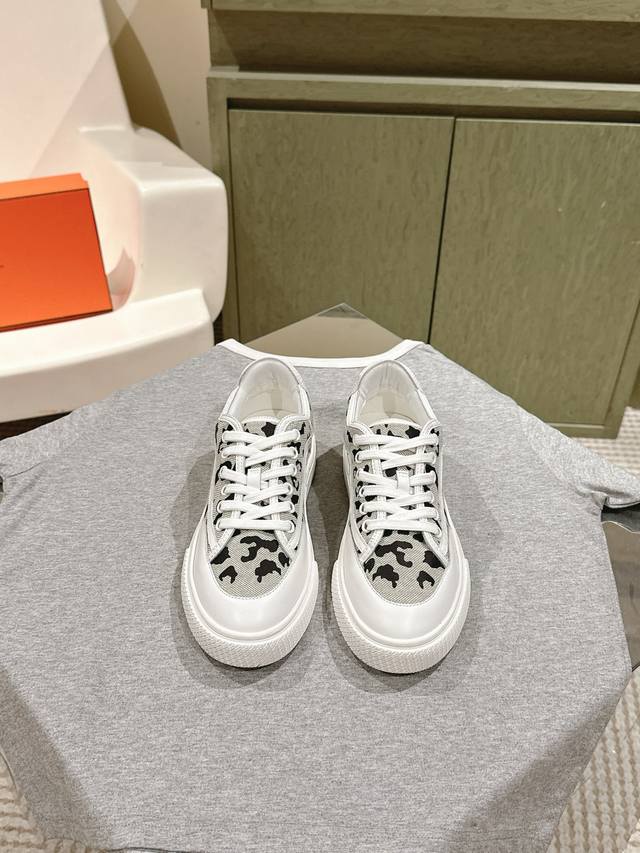 情侣款 225 专柜同步休闲系列！ 顶级 代购级别！Hermes 毋庸置疑是奢侈品中的翘楚 每个单品出来都是非常深入人心！虽然款式出的少 但是胜在精 胜在经典