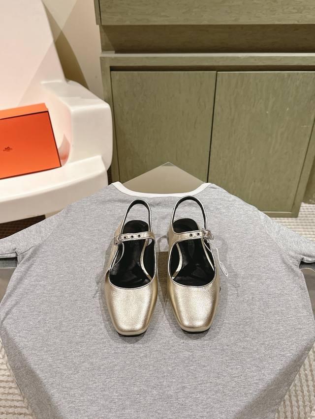 代购级别爱马仕新款 露跟凉鞋 简约时尚百搭 超级舒服 开模五金扣 特定山牛皮，羊皮内里 真皮大底 Size：35-41 40 41定做不退换 专柜同步礼盒包装！