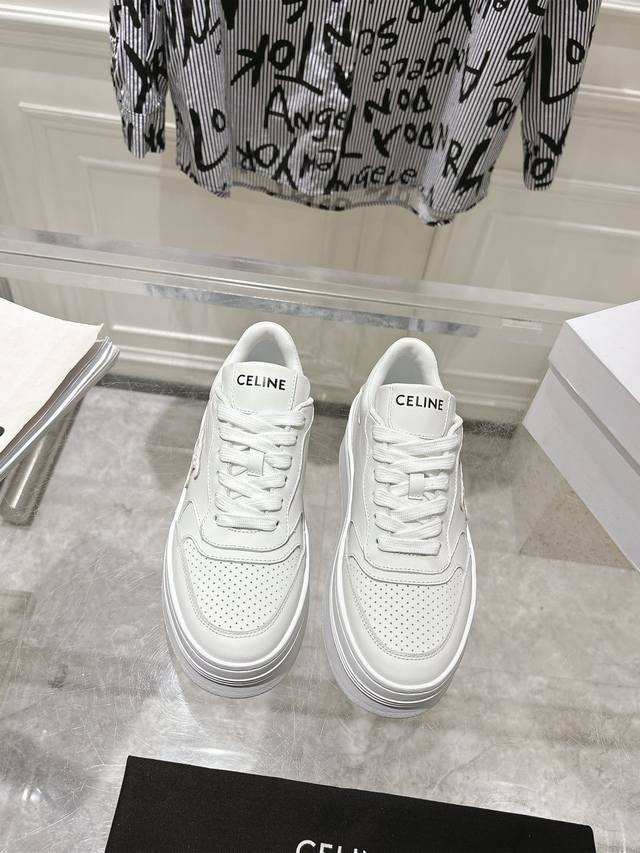 CELINE 思琳 25春夏新品走秀款休闲鞋 CNY BLOCK厚底运动鞋、这一季运动休闲鞋无论从楦型的轮廓隔板的拼接都让人耳目一新、前后品牌LOGO相呼应、大
