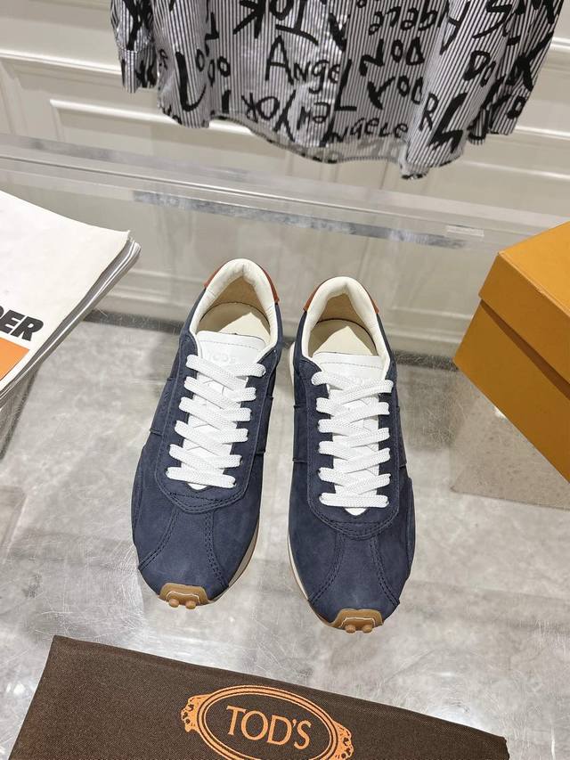 TOD'S2025新款 阿甘鞋 运动鞋在时尚的潮流中，TOD'S 始终以其独特的设计和卓越的品质独树一帜。此次，全新推出的TOD'S 阿甘鞋休闲风新品，无疑是品