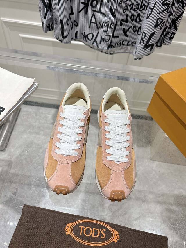 TOD'S2025新款 阿甘鞋 运动鞋在时尚的潮流中，TOD'S 始终以其独特的设计和卓越的品质独树一帜。此次，全新推出的TOD'S 阿甘鞋休闲风新品，无疑是品