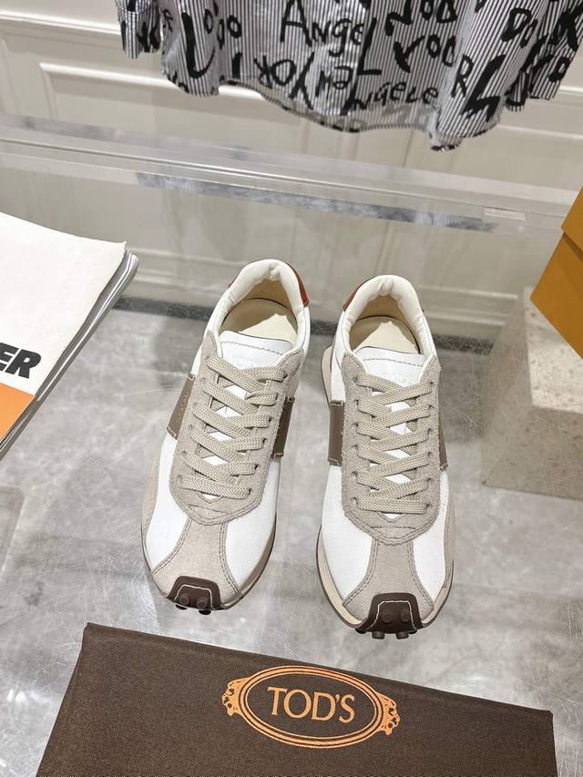 TOD'S2025新款 阿甘鞋 运动鞋在时尚的潮流中，TOD'S 始终以其独特的设计和卓越的品质独树一帜。此次，全新推出的TOD'S 阿甘鞋休闲风新品，无疑是品