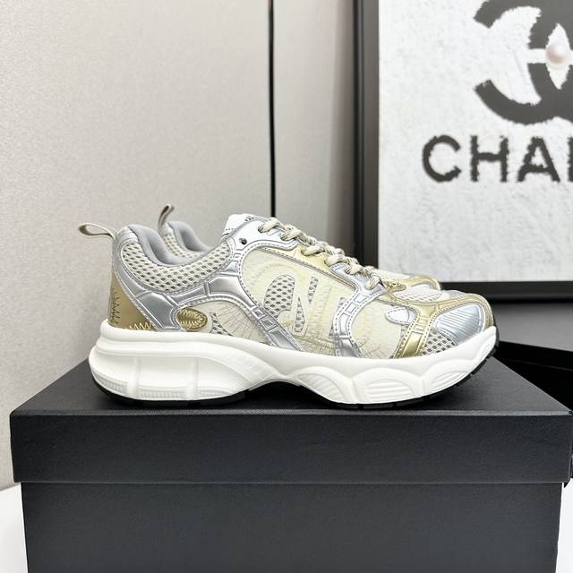 Chanel香奈儿联名迪奥老爹鞋， 2025专柜顶级休闲款运动鞋这款经典设计；鞋面多种工艺电绣的风格；大底却时尚运动；不平凡的拥入了多种配色元素 多元化混搭非常