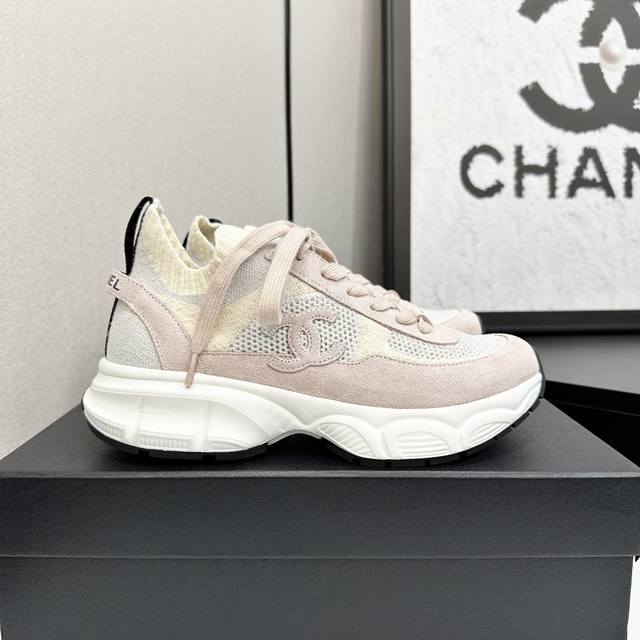Chanel香奈儿老爹鞋，男女情侣款 2025专柜顶级休闲款运动鞋这款经典设计；鞋面多种工艺电绣的风格；大底却时尚运动；不平凡的拥入了多种配色元素 多元化混搭非