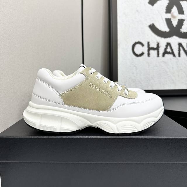 Chanel香奈儿老爹鞋，男女情侣款 2025专柜顶级休闲款运动鞋这款经典设计；鞋面多种工艺电绣的风格；大底却时尚运动；不平凡的拥入了多种配色元素 多元化混搭非