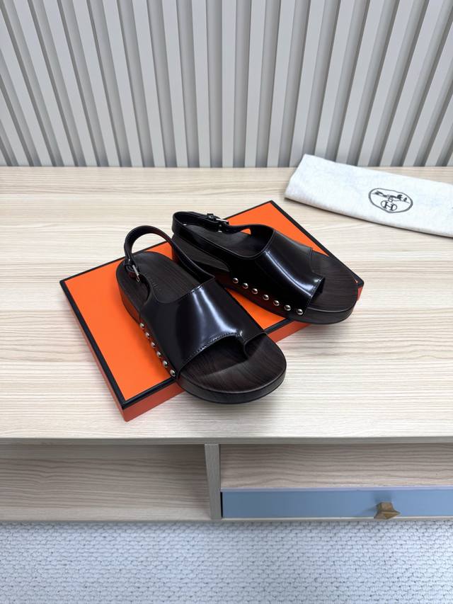 Hermes 爱马仕 oran系列顶级上新实木高定牛皮版本 每年人气最高的拖鞋美到无法言喻绝好的穿着舒适感可是经典必备，各种风格搭配都Hold的住！材质：进口定