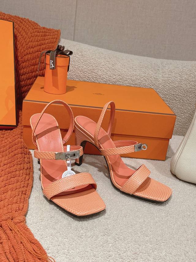蜥蜴纹系列 9.5cm组图 』Hermes 爱马仕Glamour凉鞋系列 时尚又百搭 超级舒服 每个细节都做到极致 搭配同色调标志性纯钢Kelly五金鞋扣 设计