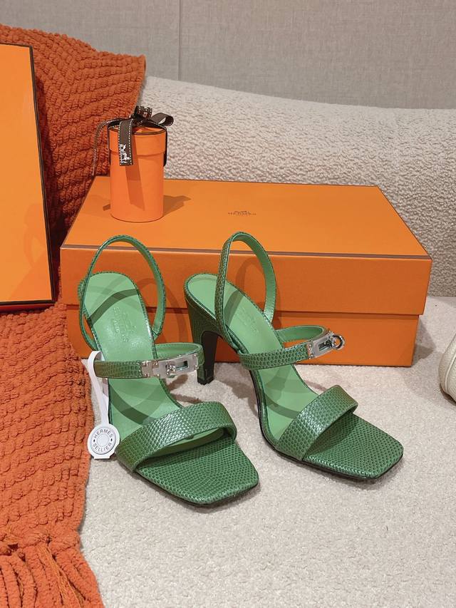 蜥蜴纹系列 9.5cm组图 』Hermes 爱马仕Glamour凉鞋系列 时尚又百搭 超级舒服 每个细节都做到极致 搭配同色调标志性纯钢Kelly五金鞋扣 设计