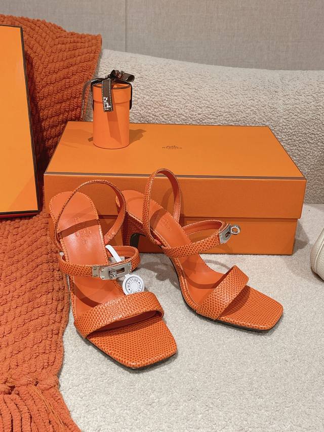 蜥蜴纹系列 9.5cm组图 』Hermes 爱马仕Glamour凉鞋系列 时尚又百搭 超级舒服 每个细节都做到极致 搭配同色调标志性纯钢Kelly五金鞋扣 设计