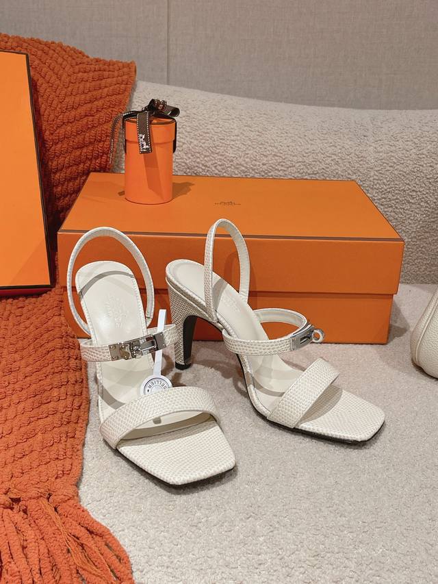 蜥蜴纹系列 9.5cm组图 』Hermes 爱马仕Glamour凉鞋系列 时尚又百搭 超级舒服 每个细节都做到极致 搭配同色调标志性纯钢Kelly五金鞋扣 设计