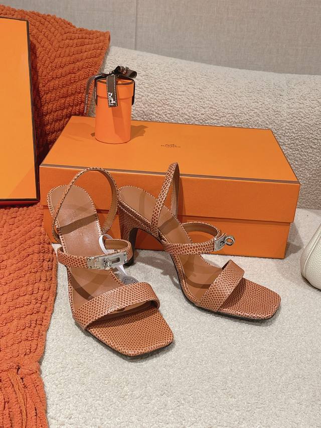 蜥蜴纹系列 9.5cm组图 』Hermes 爱马仕Glamour凉鞋系列 时尚又百搭 超级舒服 每个细节都做到极致 搭配同色调标志性纯钢Kelly五金鞋扣 设计