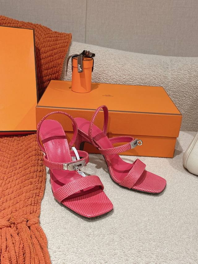 蜥蜴纹系列 9.5cm组图 』Hermes 爱马仕Glamour凉鞋系列 时尚又百搭 超级舒服 每个细节都做到极致 搭配同色调标志性纯钢Kelly五金鞋扣 设计