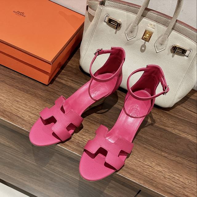 Hermes 爱马仕 Epson手掌纹系列！升级版本出！将经典延续 Hermès 坡跟凉鞋新配色爱马仕的坡跟凉鞋是我见过最简约最耐看最有气质的！！！任何风格都能