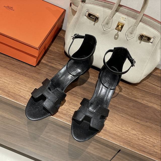 Hermes 爱马仕 Epson手掌纹系列！升级版本出！将经典延续 Hermès 坡跟凉鞋新配色爱马仕的坡跟凉鞋是我见过最简约最耐看最有气质的！！！任何风格都能