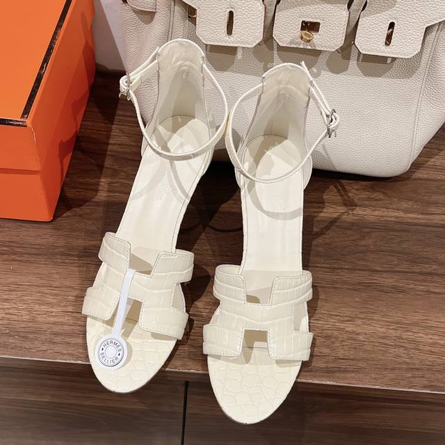 Hermes 爱马仕 蜥蜴纹系列 升级版本出！将经典延续 Hermès 坡跟凉鞋新配色爱马仕的坡跟凉鞋是我见过最简约最耐看最有气质的！！！任何风格都能hold住
